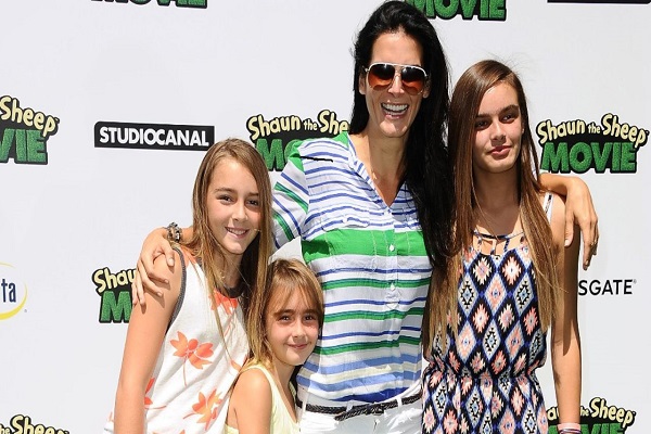 Angie Harmon with her Daughter